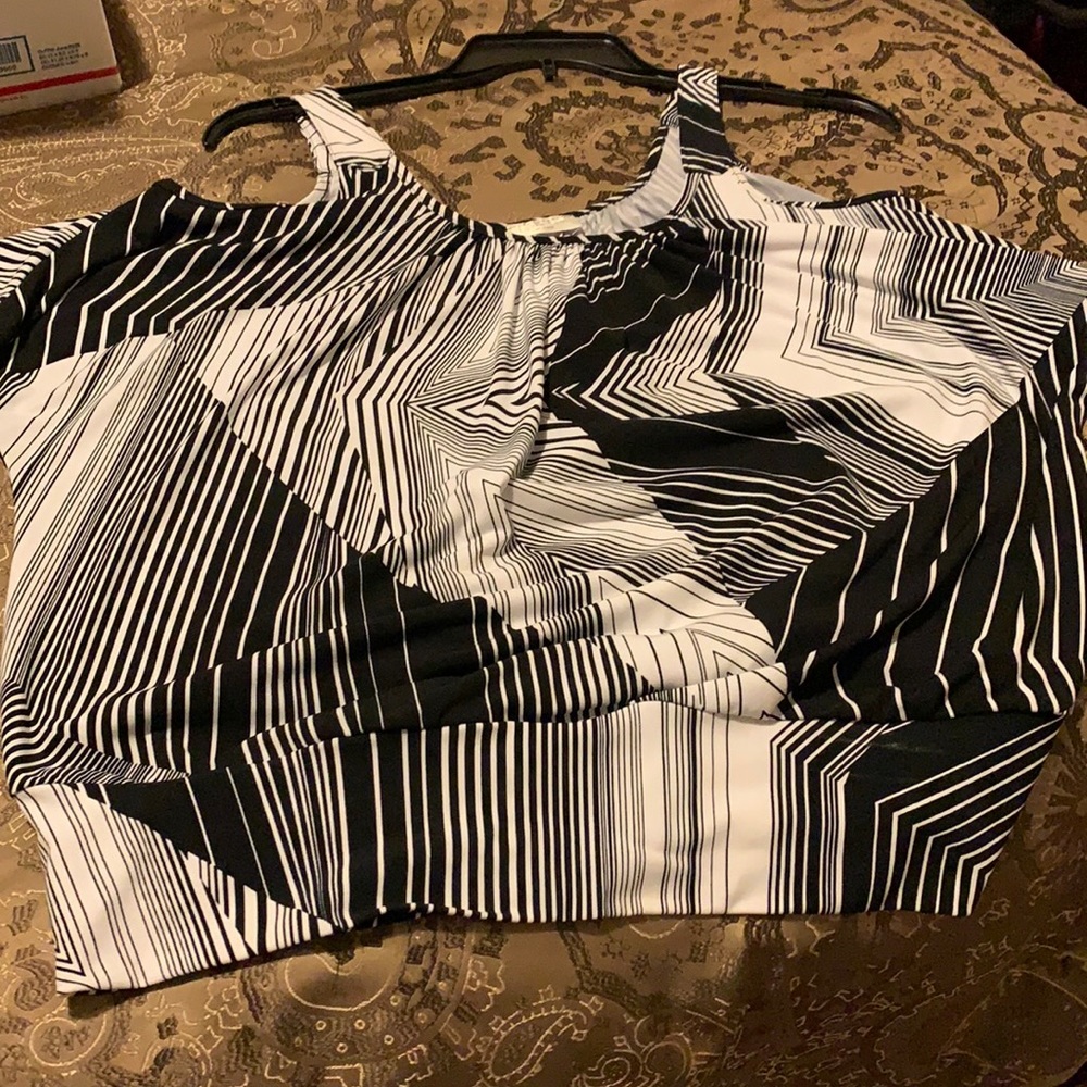 Women’s Black and white cold shoulder top size 1X